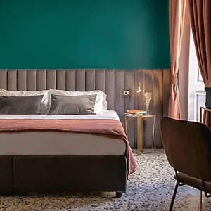 quatrum-napoli.hotels-amalfi.com/